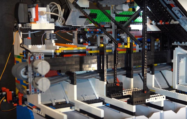 Фанат LEGO собрал робота с искусственным интеллектом для сортировки кубиков