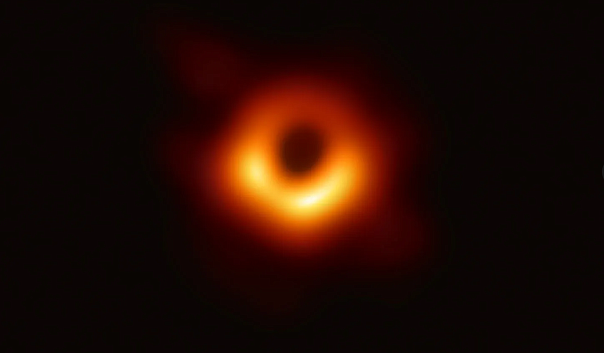 Астрофизики определили неспокойный характер джета черной дыры галактики М87