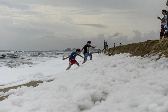 Ядовитая пена покрыла популярный индийский пляж, но не помешала посетителям делать селфи 