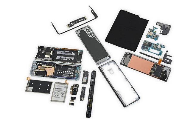 Легко ли починить сломанный смартфон Samsung Fold с гибким экраном? 