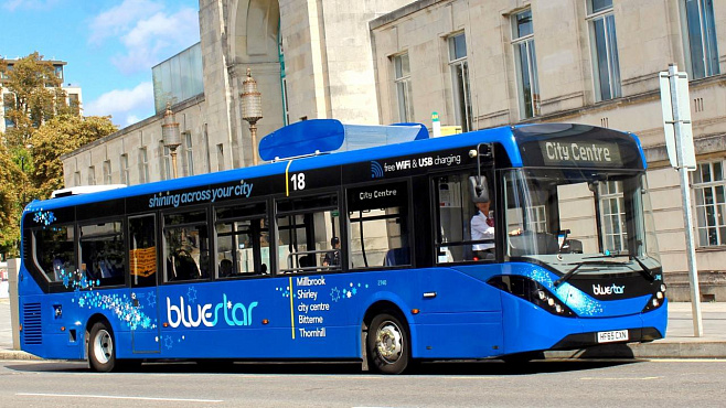 В Британии запустили очищающий воздух автобус
