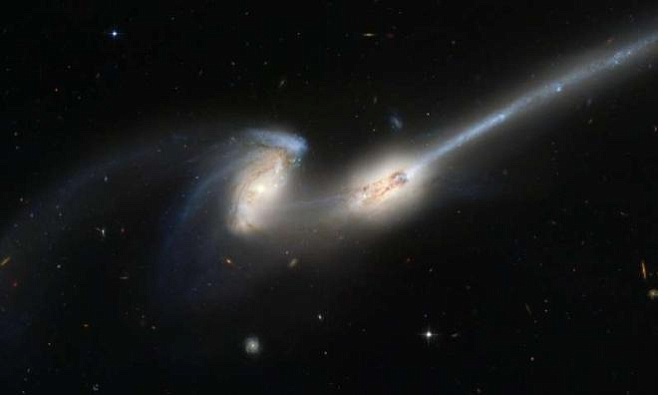 Какую роль в развитии галактик играют их слияние и активные ядра