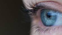 Ученые обнаружили отложения кальция в глазах у людей с возрастной дегенерацией желтого пятна