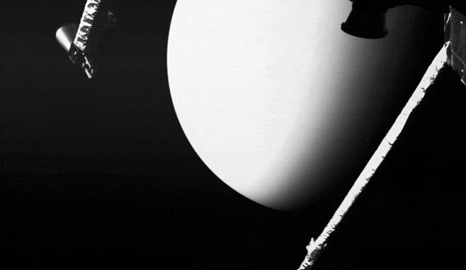 Космический зонд «нащёлкал» эпичных селфи на фоне Венеры