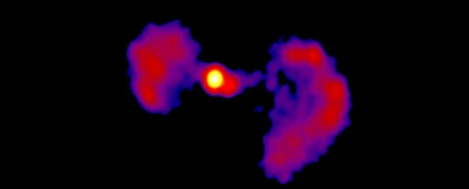 Астрономы открыли далекую галактику, похожую на СИД-истребитель 