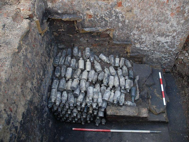 Археологи обнаружили 600 старинных пивных бутылок со свинцом 