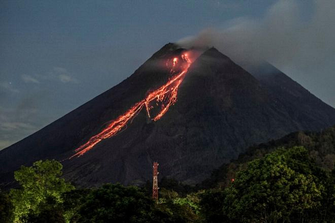 В Индонезии началось извержение одного из самых активных вулканов в мире
