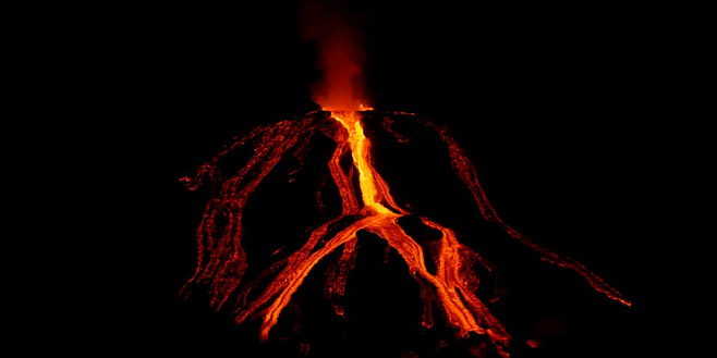 Видео: вулкан Кумбре Вьеха породил «лавовое цунами»