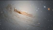 Хаббл заснял гибель линзовидной галактики