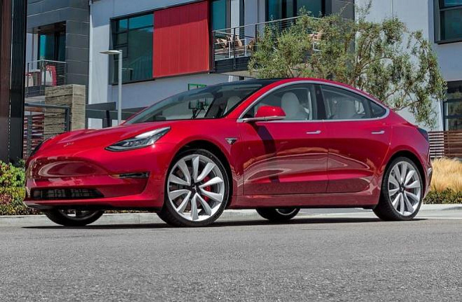 Приключения Tesla в Германии продолжаются: в суд подали на автопилот компании