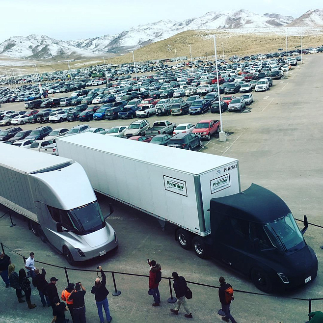 Беспилотные грузовики Tesla впервые доставили груз