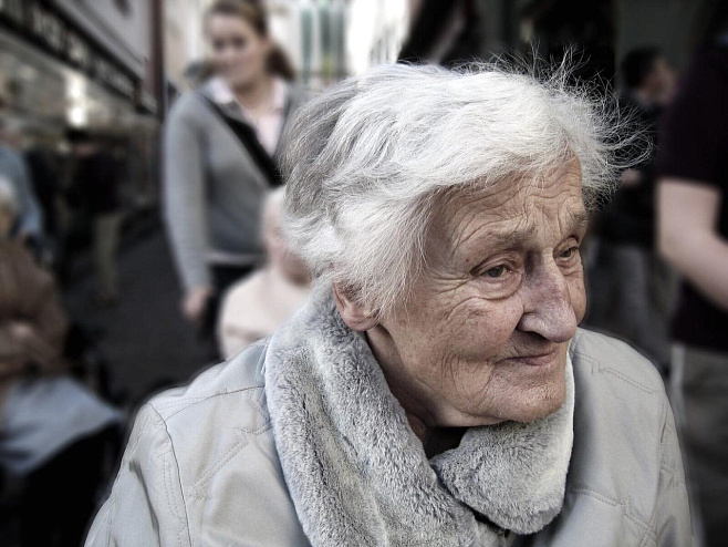 Пожилые люди более эмоционально здоровы и способны лучше противостоят ежедневным искушениям