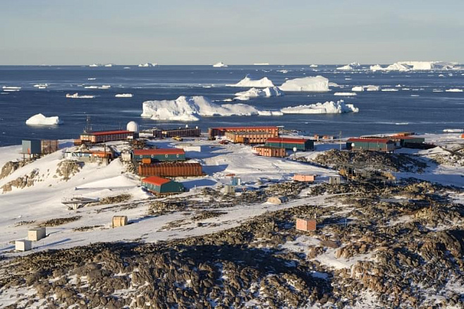 42 учёных продолжают оставаться во льдах Антарктики из-за поломки судна