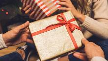 Счастье от дарения подарка длится дольше, чем от получения 
