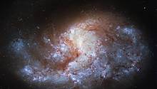 «Хаббл» заснял яркую галактику в созвездии Печь