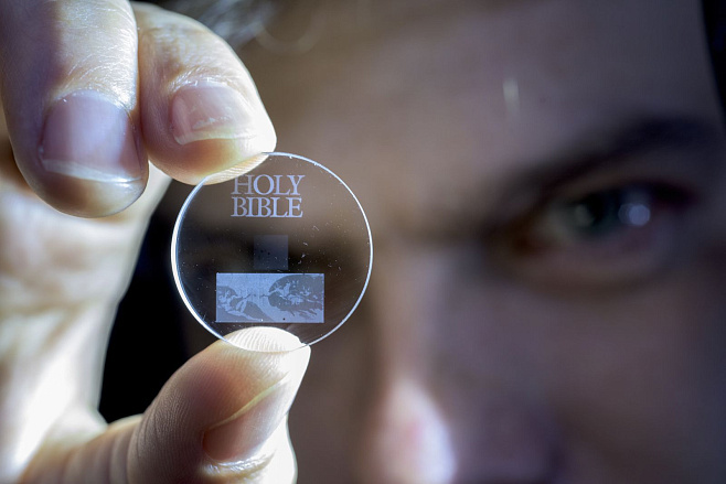 «Пятимерный» компакт-диск сохранит данные на десятки миллиардов лет