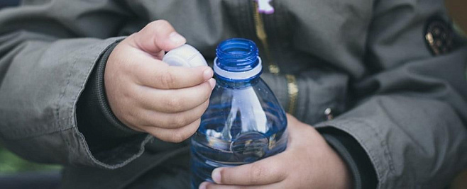 При открытии пластиковой бутылки происходит микроскопическое загрязнение окружающей среды