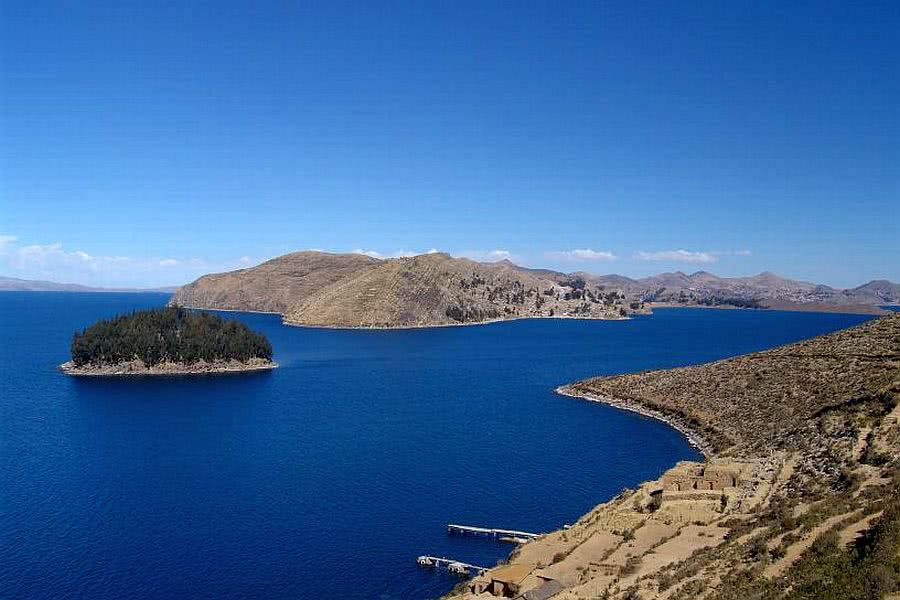 Высочайшее судоходное озеро. Боливия озеро Титикака. Южная Америка озеро Титикака. Озеро Титикака Перу. Самое высокогорное озеро озеро Титикака.