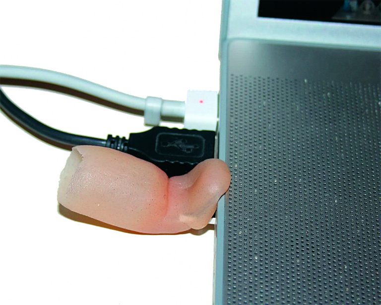 USB-накопитель находится внутри протеза, который крепится к оставшейся части пальца.Фото: jerry.jalava, www.flickr.com