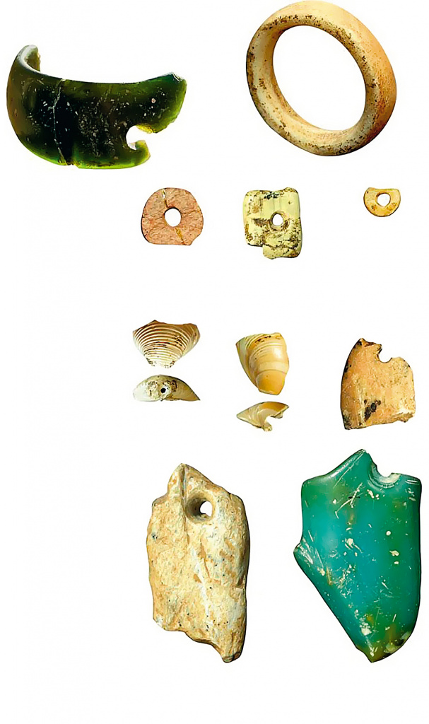 Находки из Денисовской пещеры: фрагмент браслета из хлоритолита, кольцо из мрамора