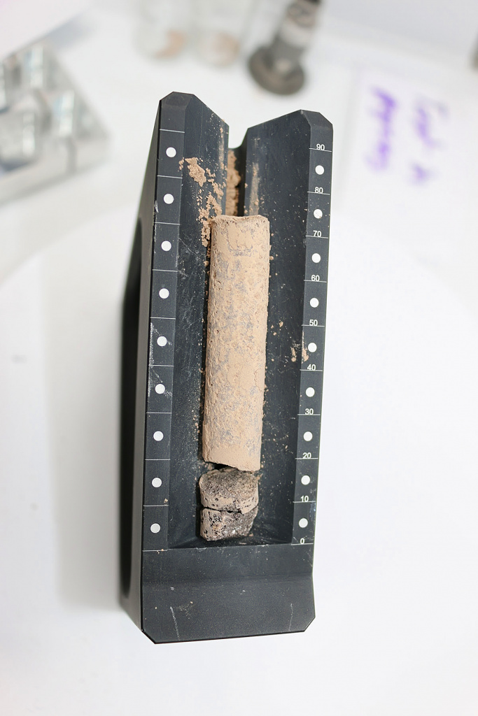 Керн (образец горной породы) длиной около 71,1 мм, испытания системы отбора проб марсохода Perseverance в Лаборатории