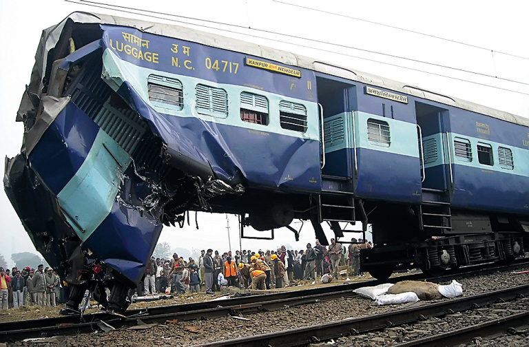 Деформированные вагоны после железнодорожной катастрофы, Индия