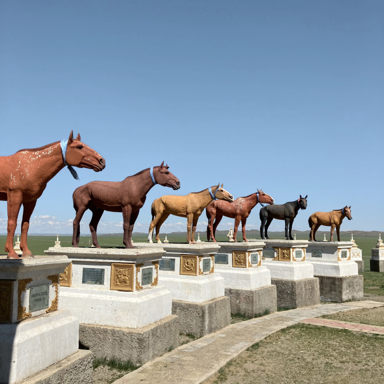 Памятники выдающимся скакунам. Монголия