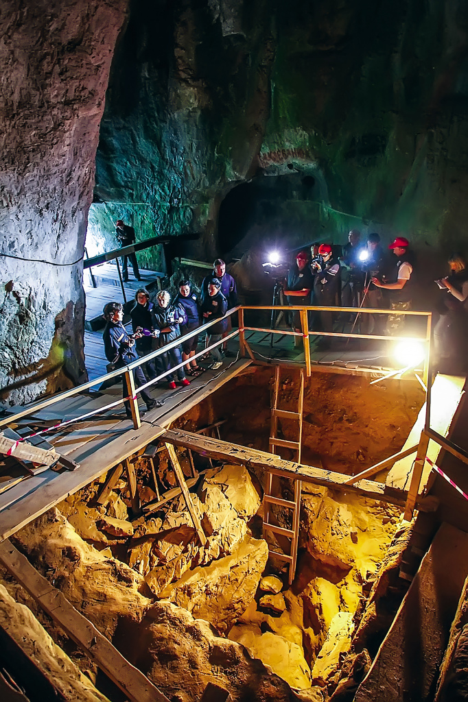 Денисова пещера находится в долине реки Ануй, в Солонешском районе Алтайского края