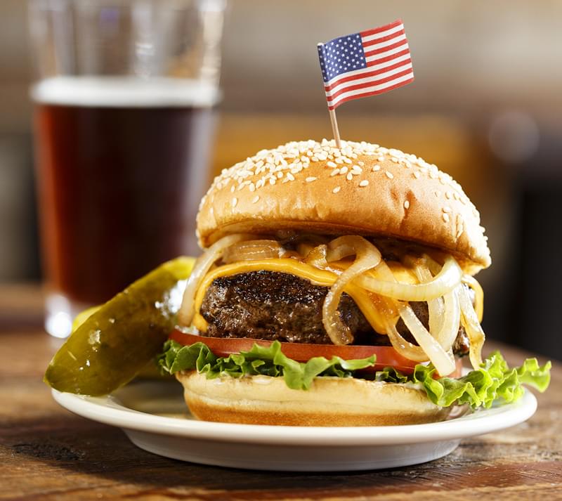 Фаст фуд 2024. Американские бургеры. Американский гамбургер. Американская кухня бургеры. Американский фаст фуд.