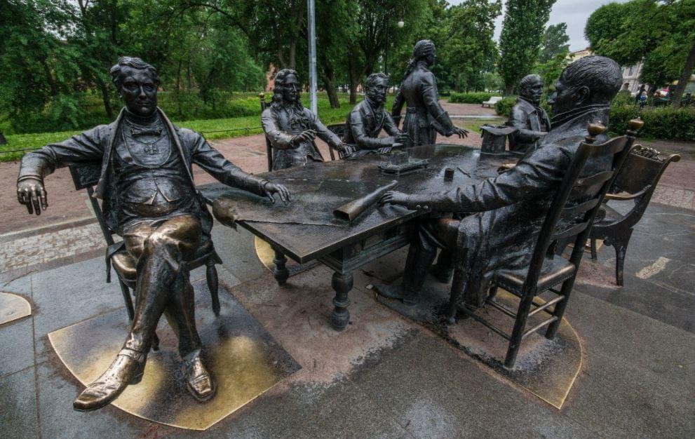В Петербурге семь лет стоит памятник архитектору не с его лицом