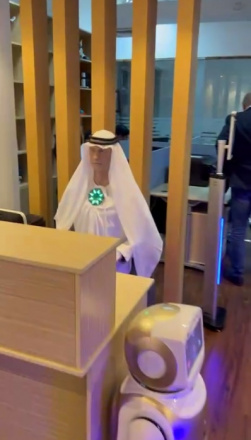В бизнес-центре в Дубаи начал работать российский робот-двойник человека