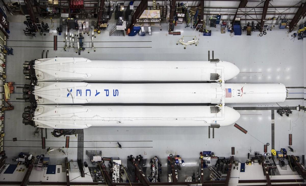 Илон Маск представил ракету Falcon Heavy