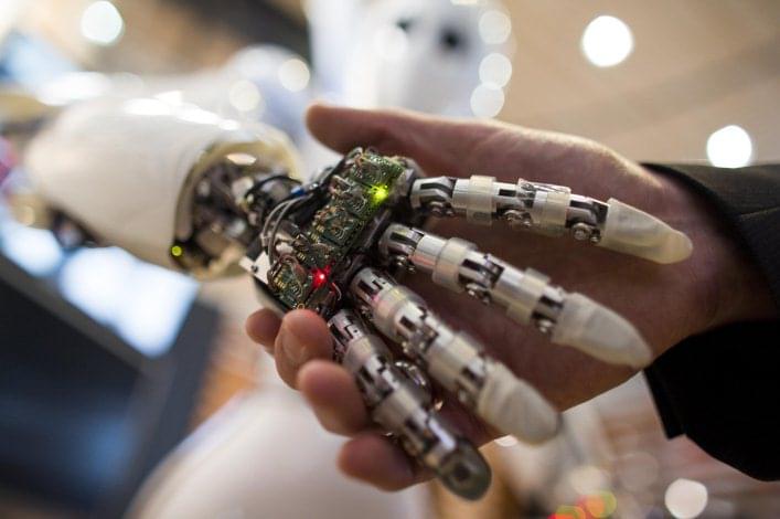 В Госдуме создадут законы, регулирующие отношения людей и роботов