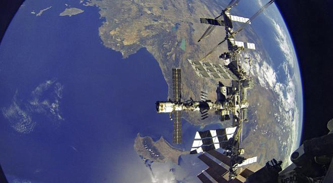 Российский космонавт замазал места утечки воздуха на МКС с помощью герметика