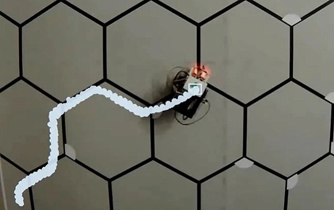 Человекоподобный мозг помогает роботу проходить лабиринт 