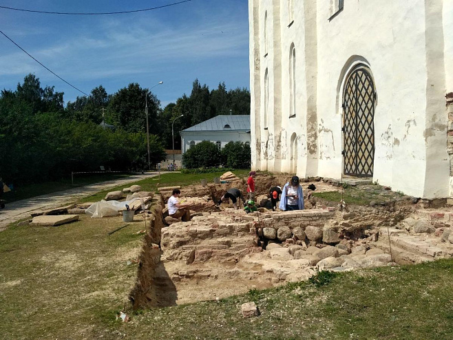 В Великом Новгороде найдены каменные саркофаги домонгольского времени
