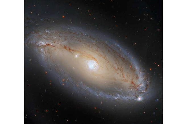 Отснятая «Хабблом» галактика испускает газ с невероятной скоростью