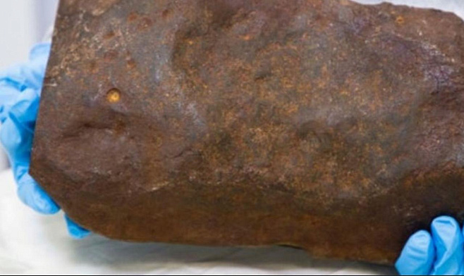 Австралиец пять лет хранил дома обломок метеорита, приняв его за глину с золотыми вкраплениями