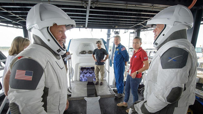 Илон Маск сообщил, когда состоится полёт корабля Dragon Crew с экипажем 