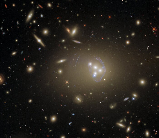 NASA опубликовало снимок скопления, в котором может быть много тёмной материи