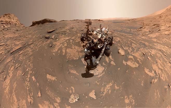 Curiosity сделал «селфи» на фоне скалистой равнины Марса