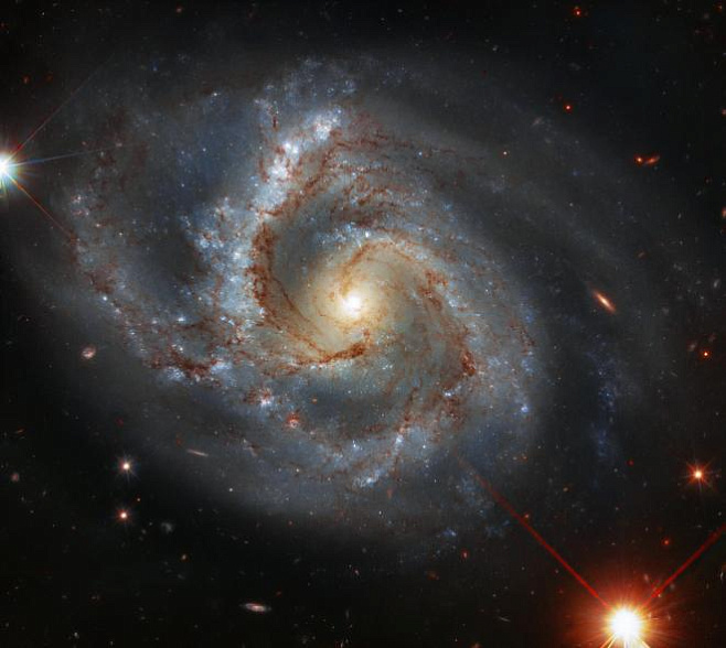 Хаббл заснял галактику с необычно ярким рукавом