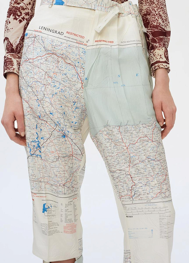 Модно и практично: брюки с картой Ленобласти