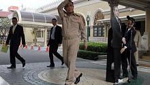 Премьер-министр Тайланда заменил себя своей картонной копией