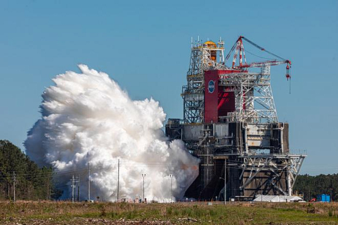 NASA успешно провело огневые испытания двигателей ракеты для полёта к Луне