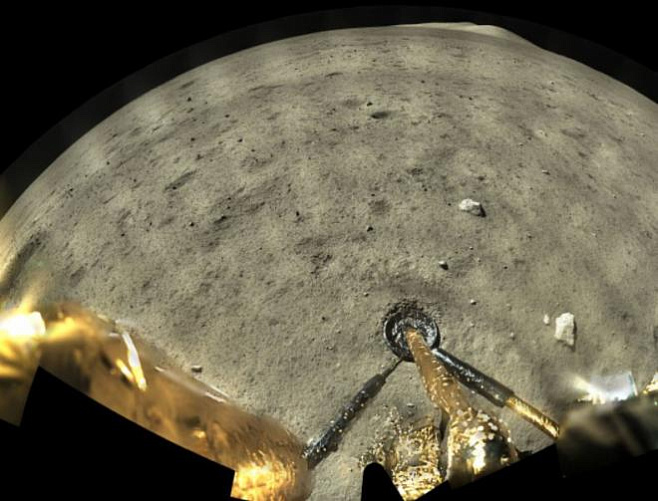 Китайский аппарат начал забор грунта с Луны