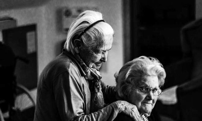 Эмоциональное состояние у пожилых людей во время пандемии лучше, чем у людей младше