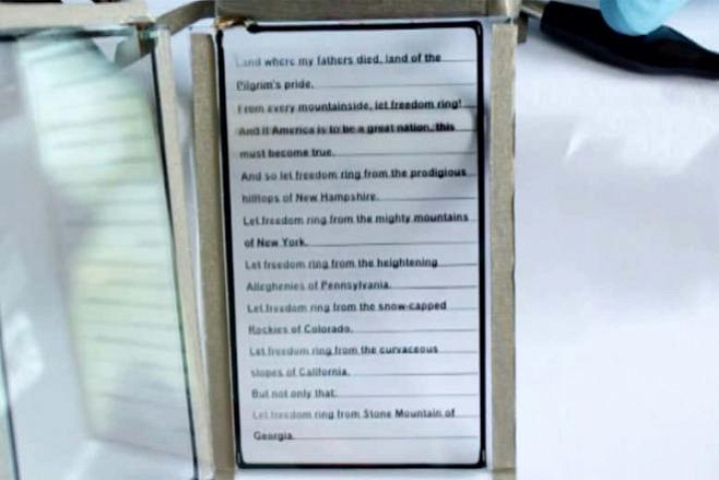 Ультратонкий стеклянный экран можно использовать для создания электронных книг и рекламных щитов