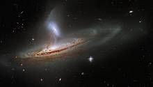Удивительное взаимодействие галактик — на новом снимке «Хаббла»