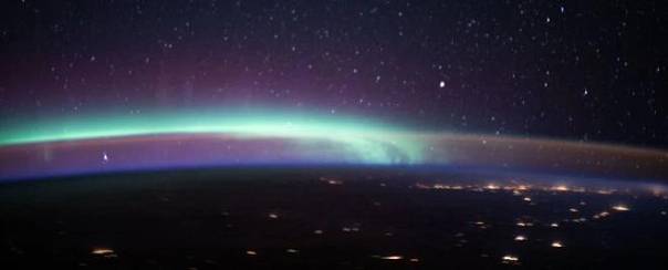 Астронавты МКС запечатлели два земных явления на одном снимке 